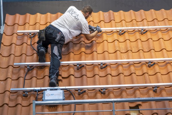 Presentation of the rapid installation of a solar system on a residential house with a pitched