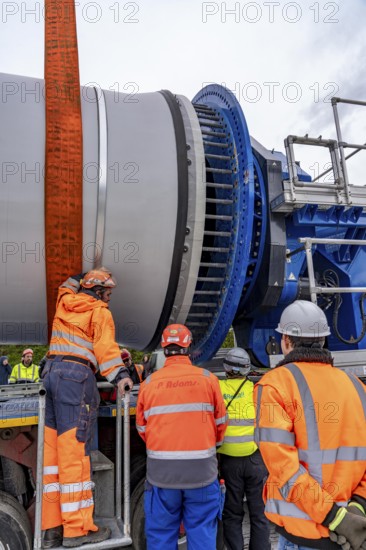 Preparation for the transport of a 68 metre long blade, a wind turbine, with a self-propelled