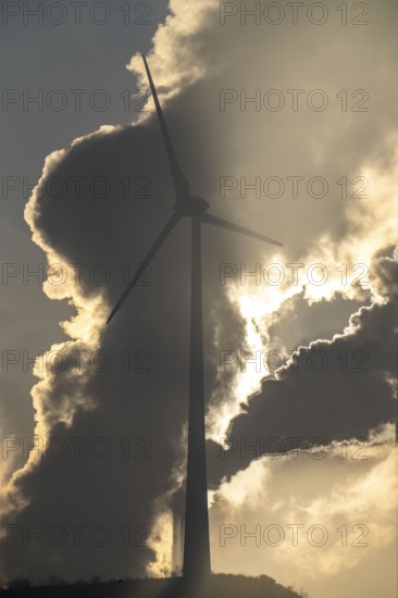 Windpark Halde Oberscholven, smoke clouds from the cooling tower and chimney of the Uniper