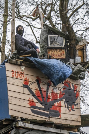 2nd day of the clearing of the hamlet Lützerath, by the police, of tree houses and huts, of climate