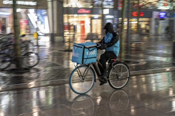 Wolt delivery service, bike couriers on the Zeil shopping street in Frankfurt am Main, waiting for