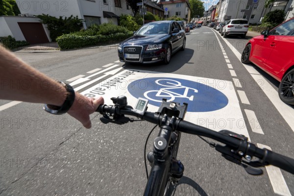 Bicycle road, cyclists have priority over car traffic, new cycle routes through Essen, here in the