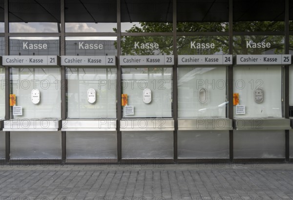 Symbolic image, ticket booth, ticket counter, admission to an exhibition centre, closed, pay