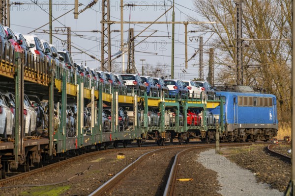 VW plant, Emden, new cars, car transporter, car train, goods train, with VW vehicles, Lower Saxony,