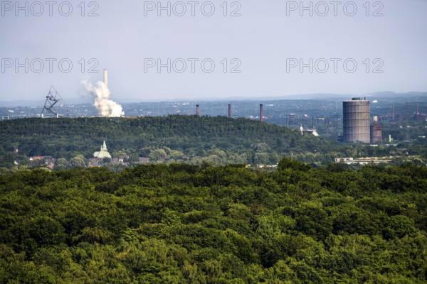 View from the Haniel spoil tip over the green Ruhr area landscape to the southeast, over the