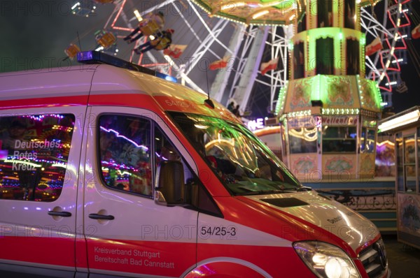 Night shot, German Red Cross, rescue, RTW, ambulance, ambulance, operation, standing in front of