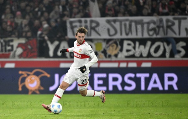 Jacob Bruun Larsen VfB Stuttgart (25) Action on the ball MHPArena, MHP Arena Stuttgart,