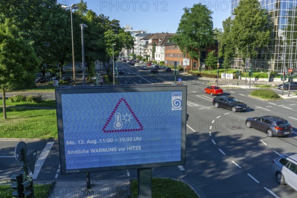 Official warning of heat, from the German Weather Service DWD, on digital billboard, from Ströer,