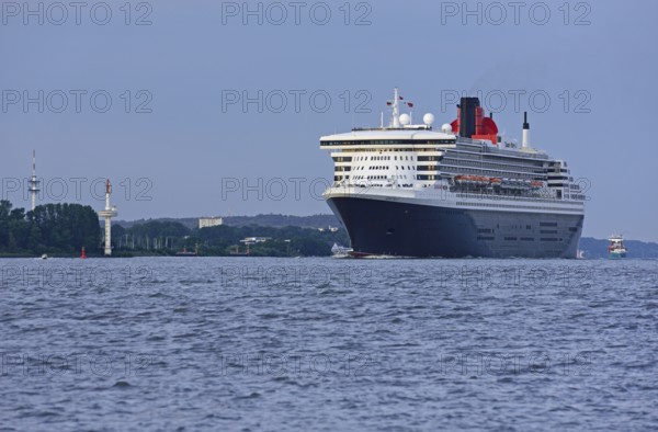 Europe, Germany, Hamburg, Elbe, Passenger ship Queen Mary 2 leaves Hamburg, Evening light, Hamburg,