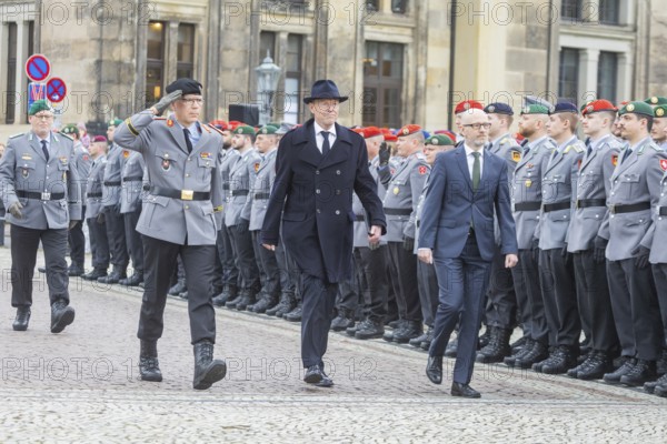 Public roll call of the Army Officers' School on Theatre Square: Bundeswehr honours and bids