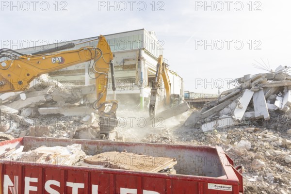Demolition of the old shopping centre in Dresden-Nickern by the investor Krieger. The new building