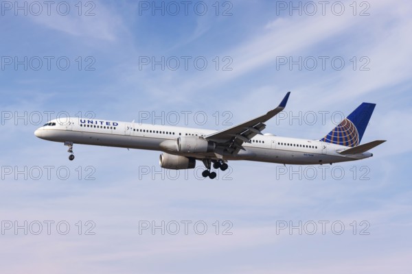 A United Airlines Boeing 757-300 aircraft with the registration number N57868 at Los Angeles
