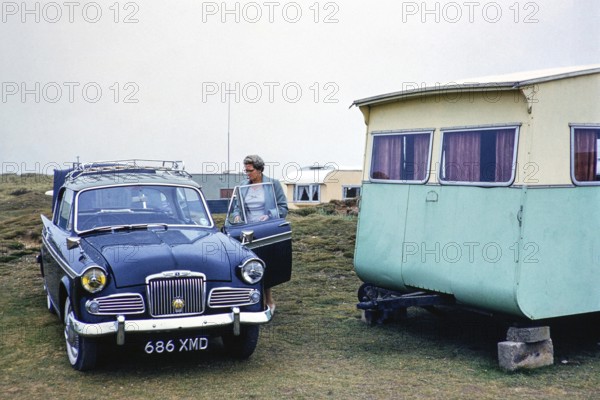 Sunbeam Rapier Mk 3, geparkt vor dem Wohnwagen einer Familie auf einem Campingplatz, England, UK,