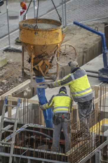 Construction site, concreting, the lift shaft of a building is concreted, the concrete is placed on