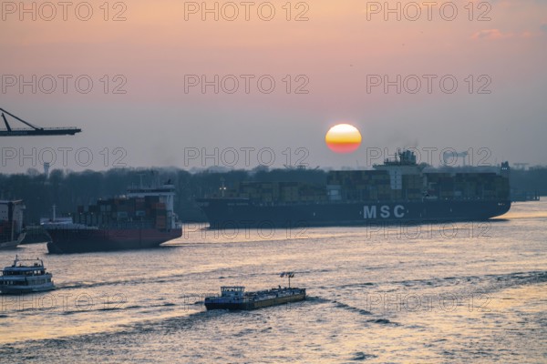 Evening shipping traffic on the Elbe, near Övelgönne, container freighter MSC Soraya arrives at