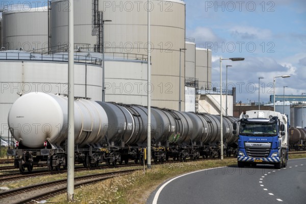 Europoort, Pernis, harbour of Rotterdam, tank facilities of Wilmar Edible Oils BV, processing of