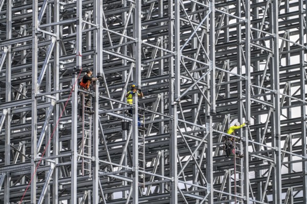 Construction of a high-bay warehouse, storage system for high space utilisation, in steel
