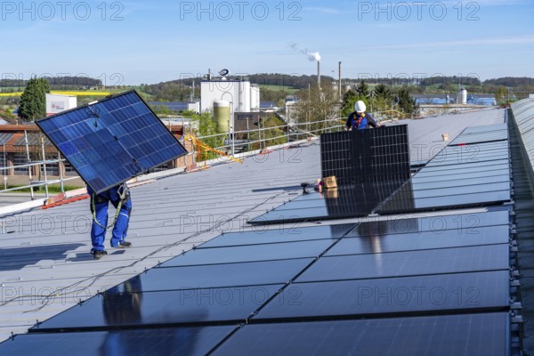 Installation of solar modules on the roof of a commercial enterprise, over 400 photovoltaic modules