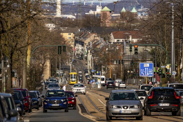 Ruhrbahn tram, city centre traffic, Hobeisenstrasse, in front, Martin-Luther-Strasse, in the