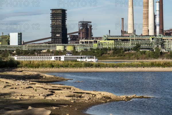 Low water level on the Rhine, banks dry up, sandbanks in the river, shipping can only navigate with