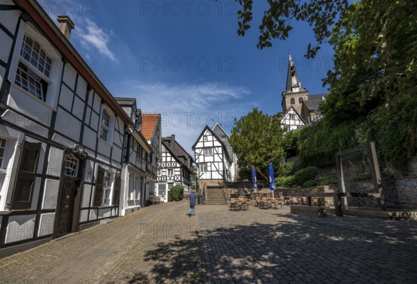 The old town centre of Essen-Kettwig, Ruhrstrasse, church steps, market church, Weberbrunnen