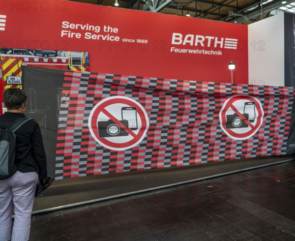 Mobile visual protection for accidents against rubberneckers with cameras, Interschutz 2022 trade