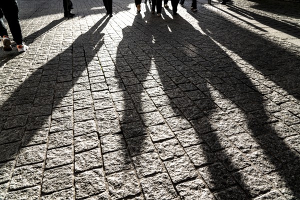 Pedestrians in a pedestrian zone, winter, long shadows, Dortmund, North Rhine-Westphalia, Germany,