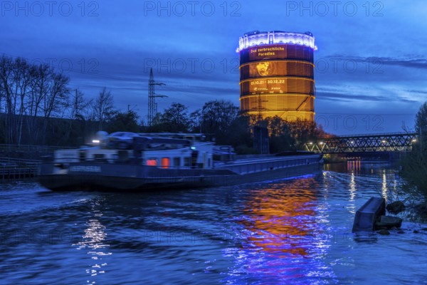 Neue Mitte Oberhausen, Gasometer exhibition hall, after renovation, Rhine-Herne Canal, evening