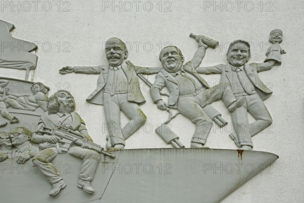 Sculpture Ship of Fools by Peter Lenk 2003, manager automotive industry, Dieter Zetsche, Martin