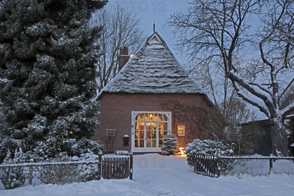 Europe Germany Lower Saxony Krs Stade, snow, thatched house in winter, Christmas time, view into
