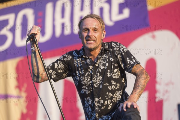 Ingo Knollmann, singer of the Donots at the Highfield Festival on Friday, Störmthaler See, 16.08