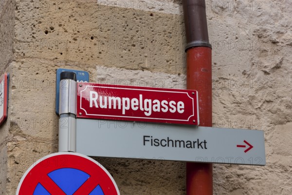 Street sign Rumpelgasse, fish market and parking ban