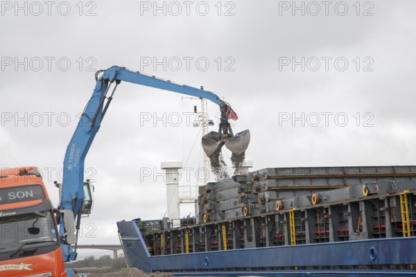 Ship loading of the bulk carrier Zita on the River Torrridge, at the quayside in Bideford, north