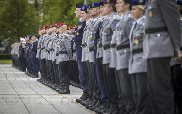 Soldiers from various armed forces during the final roll call at the Federal Ministry of Defence to