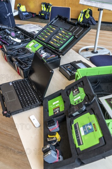 Special equipment for reading out digital vehicle data, by specialised accident teams, traffic