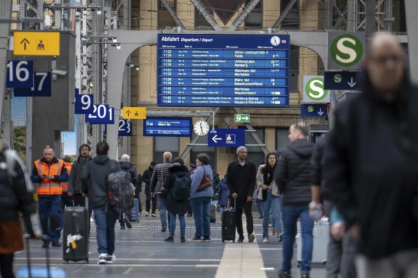 Station concourse, display board, timetable, travellers in the main station of Frankfurt am Main,