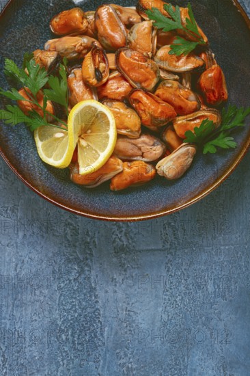 Mussels no shell, boiled, mussels, peeled, in a bowl, with lemon and parsley, Chilean mussels, top