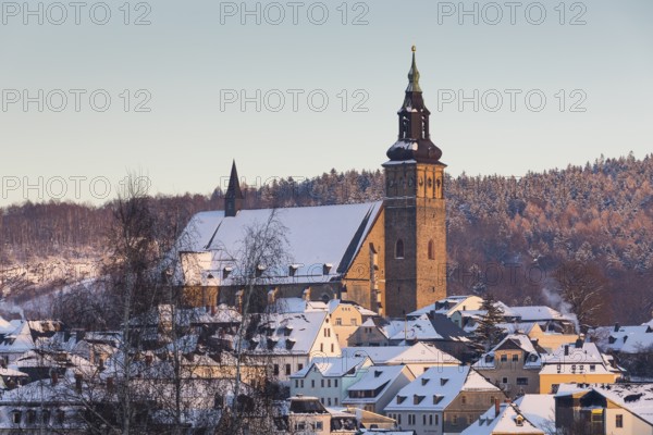 Winter town view with St Wolfgang's Church and Gleesberg in the evening light, Schneeberg in the