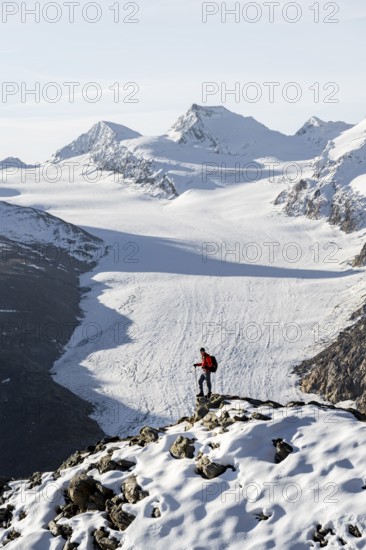 Mountaineer in front of mountain panorama and glacier, view of Gurgler Ferner with summit Hochwilde