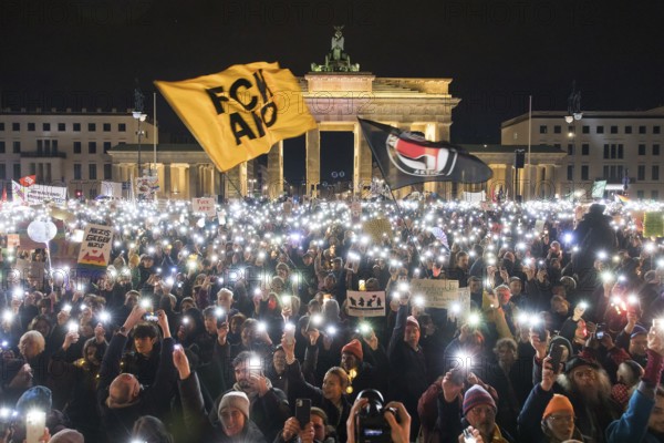 Overview of the demonstration in front of the Brandenburg Tor under the motto Sea of lights against