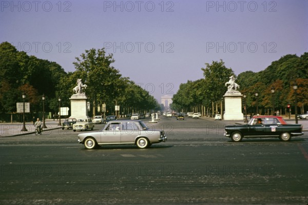 Verkehr in Paris, Frankreich, 1967, Arc de Triomphe in der Ferne