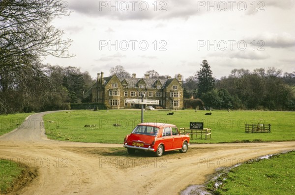 Rotes Auto Austin Morris 1100 Mk 2, Launde Abbey, Leicestershire, England, UK, August 1972