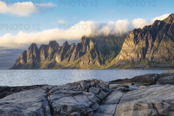 Coastal section Tungeneset, Devil's Teeth, Okshornan mountain range, Senja, Troms, Nord-Norge,
