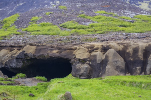 Laugarvatnsvellir are dry flatlands to the east of Reyðarbarmur. Two caves on the west side of the