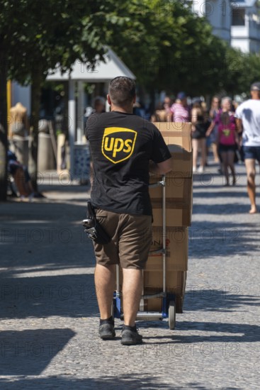UPS parcel service employee delivering parcels, Binz, Mecklenburg-Vorpommern, Germany, Europe