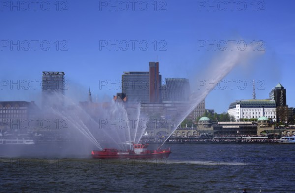 Europe, Germany, Hamburg, Elbe, View across the Elbe to the St. Pauli Landungsbrücken, Skyline St.