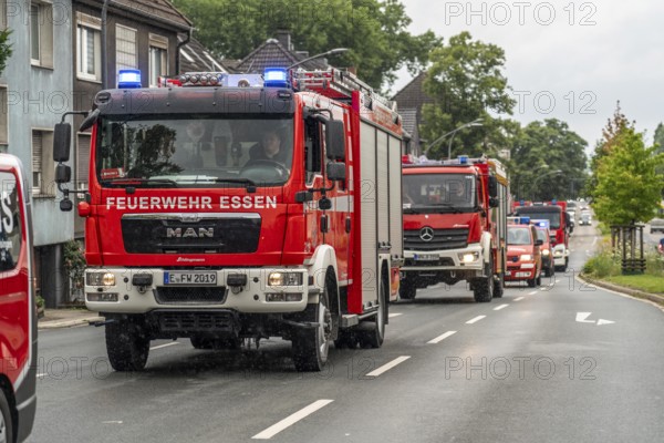 Fire engines from Essen, Mülheim and Oberhausen, with 140 firefighters, on the way to an emergency