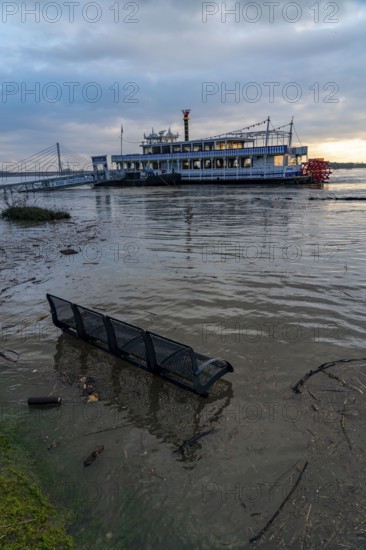 Rhine floods, riverbank promenade in Wesel, some of the river water is already spilling onto the
