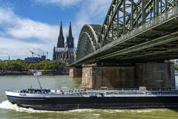 Cologne Cathedral, view from Deutzer Ufer, Hohenzollern Bridge, railway bridge over the Rhine,