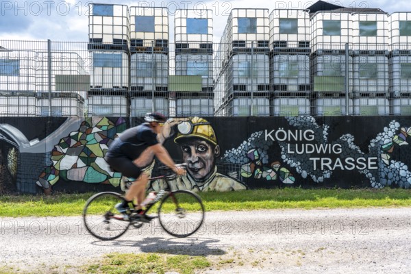 The König-Ludwig-Trasse in Recklinghausen, cycle and footpath on a former railway line between